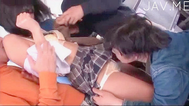 胸部娇小的熟女在狂野三人行中吸食两根大阳具