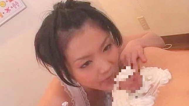 少女脱衣，炫耀她丰满的胸部和紧致的小穴