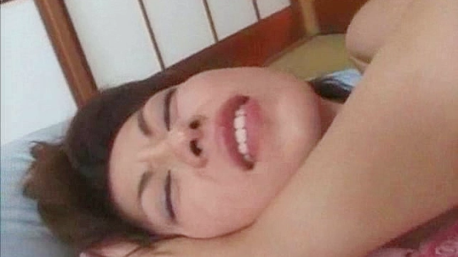 污秽婊子浓密阴毛被巨大阳具狠狠蹂躏