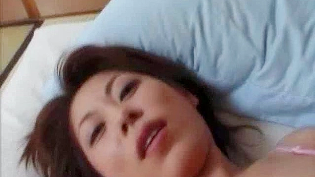 性感棕发女郎被巨大阳具插入时呻吟不止
