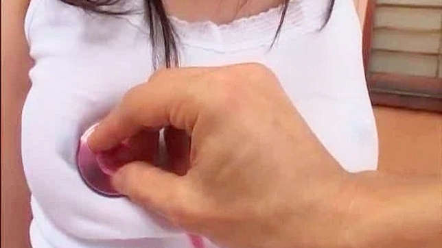 刺激日本女生的毛茸茸阴部，用热情的手指挑逗她