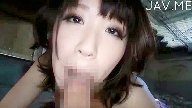 可爱美女吸吮巨根并像专业人士一样骑乘它