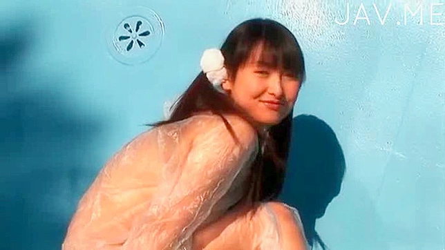 性感的棕发女郎展示她丰腴的臀部并被狠狠地干了