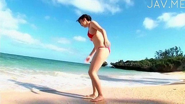 独自在海滩尽情享受性感时光的美女