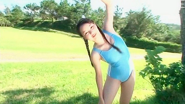 迷人美女独自在海滩上尽情享受乐趣