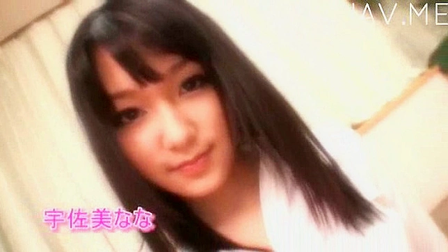 可爱小甜心穿着丝袜展示她的曲线魅力