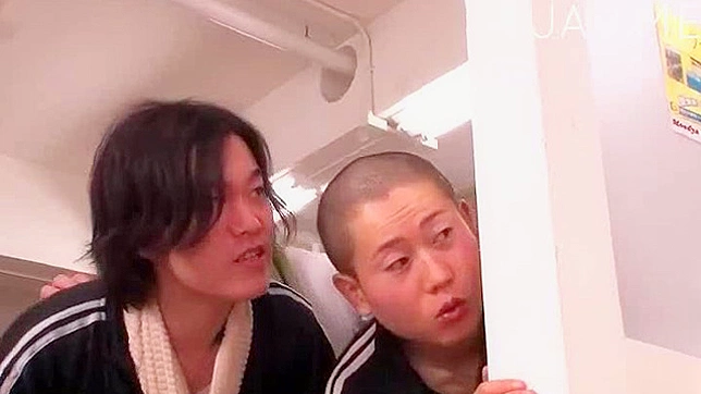 健身时，火辣美女为他做手淫直到高潮。