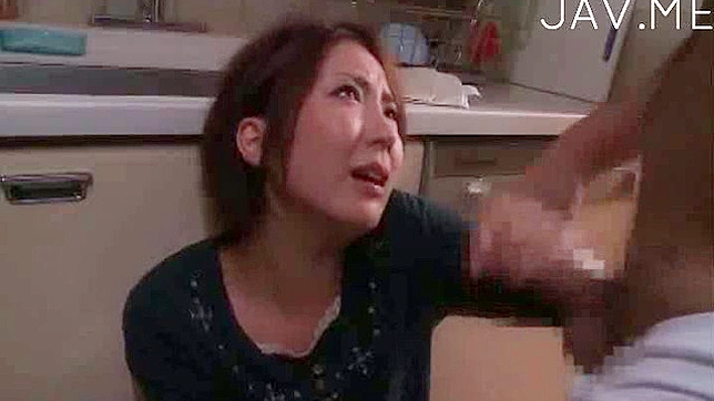 顺从的日本美女进行激烈的深喉吸吮