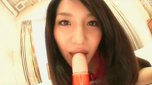 日本女孩吸硬性玩具变得非常兴奋