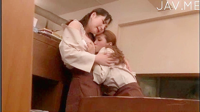 迷人的女孩们将迎来与一个强壮男性的三人激情夜。