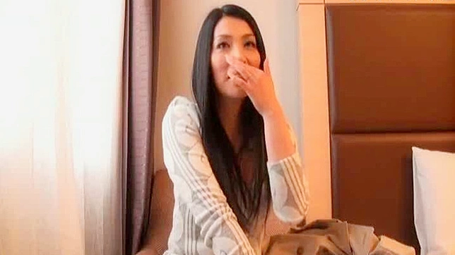 害羞的脏女孩露出巨大胸部和湿漉漉毛茸茸的小穴