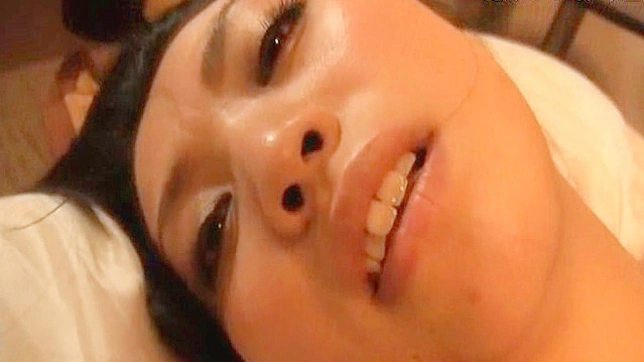 美女亲吻男人，乳房摩擦得他无比销魂