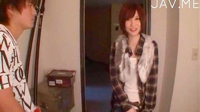 青春少女亲吻成熟大叔，双乳紧贴摩擦他