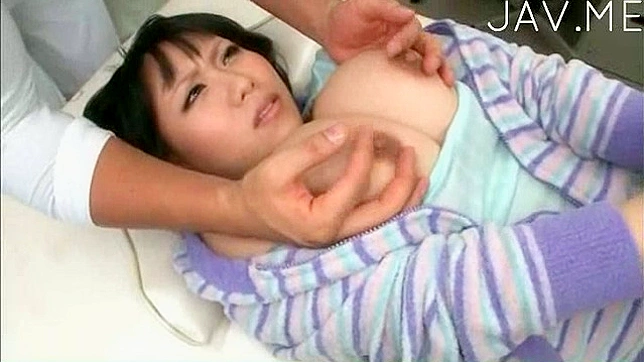 少女被粗暴抚摸，紧致阴道遭猛烈操弄