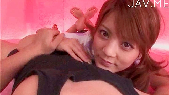 年轻日本女子在火热表演中提供绝佳口交服务