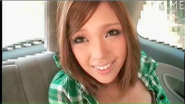 大胆少女挑逗成熟大叔，乳房轻柔摩擦他