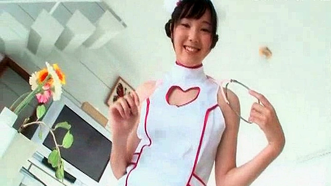 户外与穿红色比基尼的性感少女摆拍激情戏码