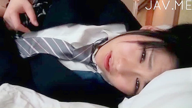 调皮学生自娱自乐时用手指探索私处乐趣