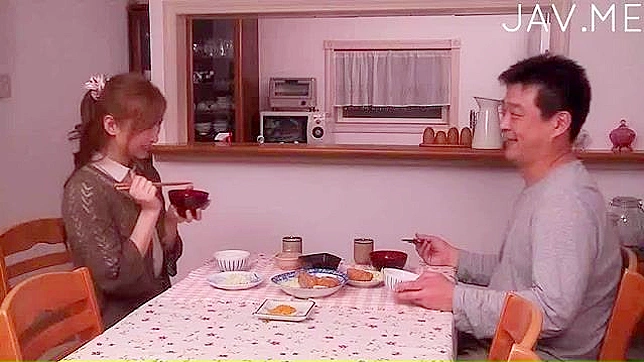 丰满美人脱下内裤享受舌头舔舐私处的快感