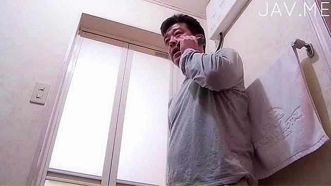 丰满美人脱下内裤享受舌头舔舐私处的快感