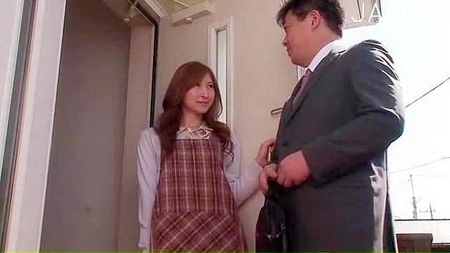 丰满美人脱下内裤享受舌头舔舐私处的快感