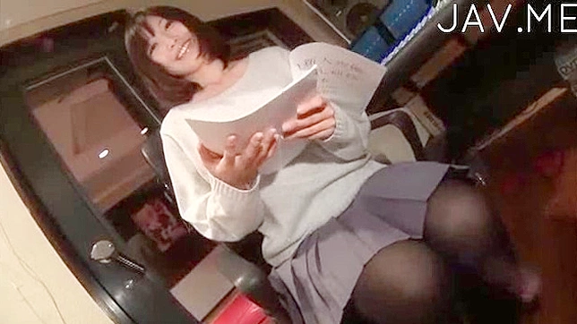 迷人可爱宝贝圆润美胸在摄影棚摆姿展示