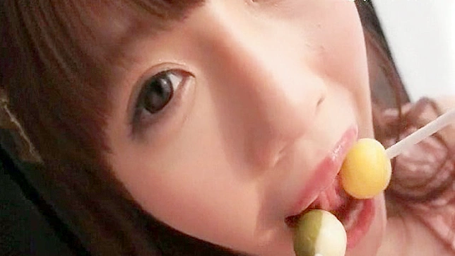 性感棕发女郎展示她的丰满臀部和湿润私处