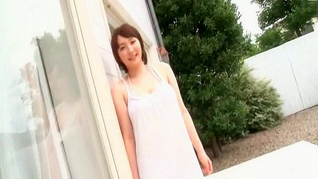 可爱长腿模特秀出她小巧可握的胸部