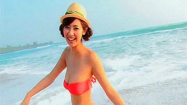 海边美女身穿超迷你比基尼自信展示丰腴身材