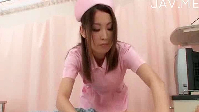 苗条选美皇后展示她的吹箫技巧