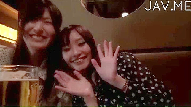 迷人的女演员独自等待她的男人归来