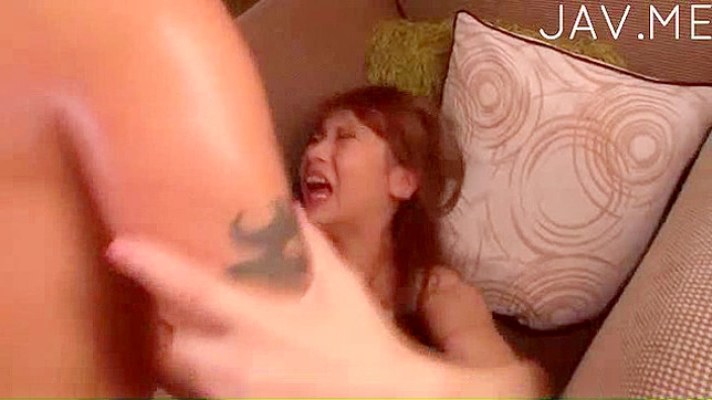 性感美女跪地熟练口交男子