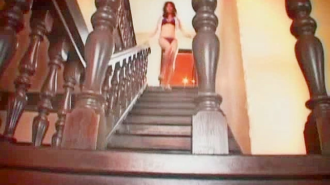 娇小火辣的棕发美人对着镜头微笑