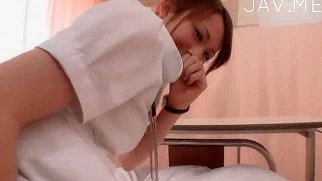 性感护士弯腰试图吸吮病人的阴茎