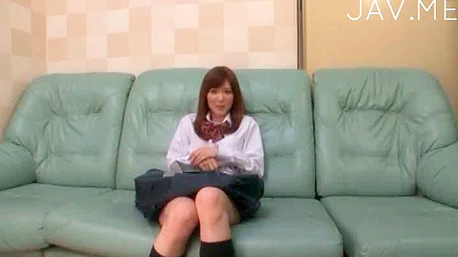放荡的女学生准备让她张开的大阴唇被猛干
