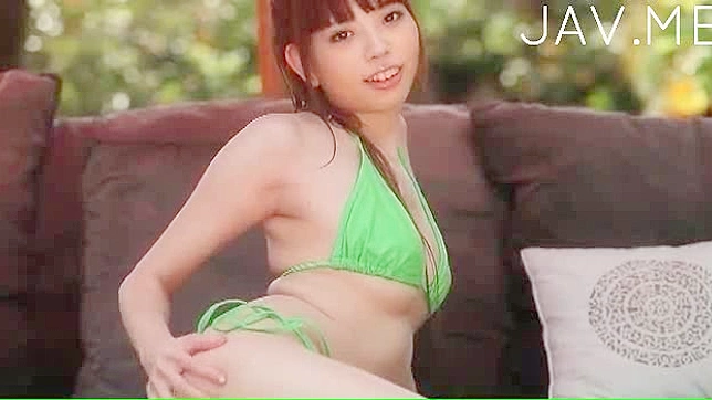 疯狂的亚洲女独自享受，渴望巨大的阳具刺激