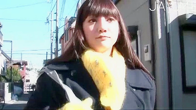 年轻美女亲吻成熟大叔，她的胸部被抚摸得无比美妙。