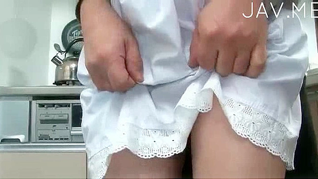 美女在成熟男人猛烈撞击她的多毛阴部时欢声尖叫