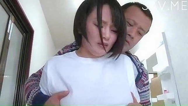 迷人的亚洲女郎呻吟着，她张开的阴道被疯狂地钻探。