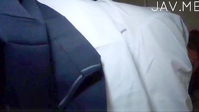 年轻美女亲吻成熟男子，她的胸部疯狂地抚摸他