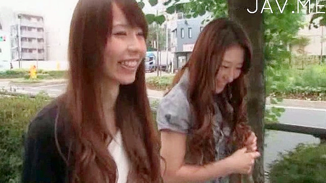 饥渴的日本美女接受猛男湿润口交服务