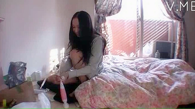 迷人的日本女孩疯狂自慰她的放荡阴道