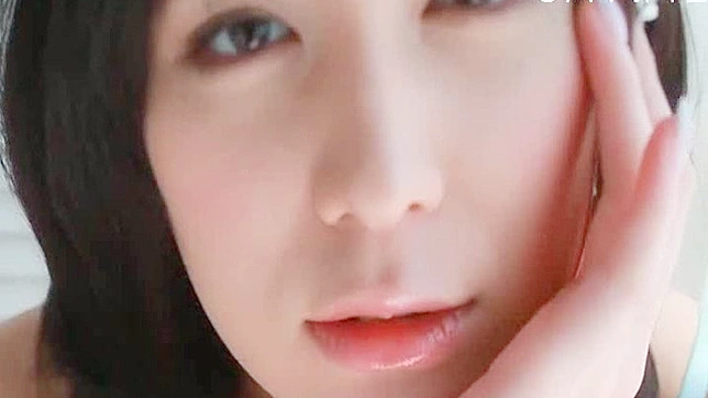 甜蜜的日本女学生急于分享她的可爱小穴