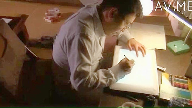 少女脱衣，展示丰满胸部和紧致私处
