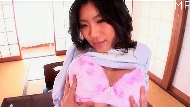 渴望的日本女孩在户外展示她坚挺的胸部。