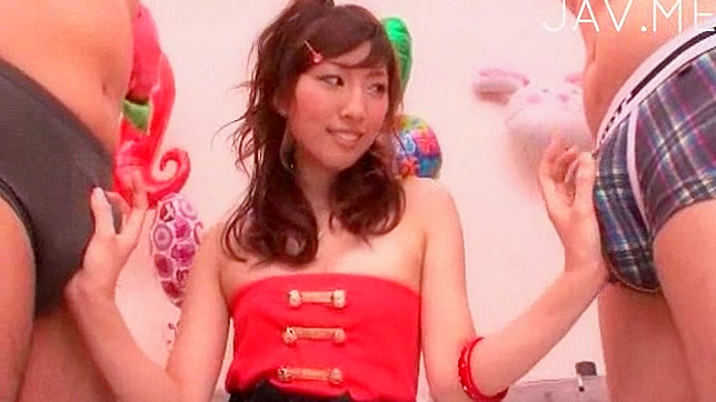 技艺娴熟的日本美人用口技令人印象深刻