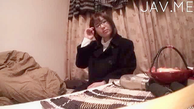 淫荡女郎在胸部被粗暴揉捏时大声呻吟