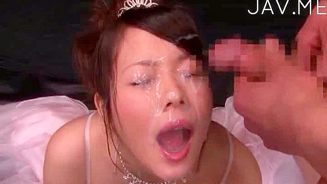 小胸美女吸吮直到他满脸喷精