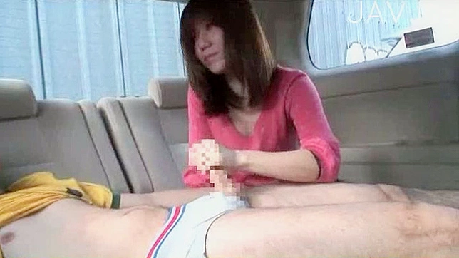 性感成熟的美女在户外进行火热的脱衣舞表演。