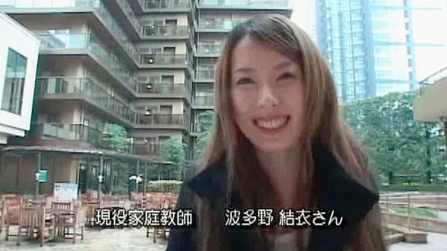 性感美女挑逗脱衣展示迷人胸部